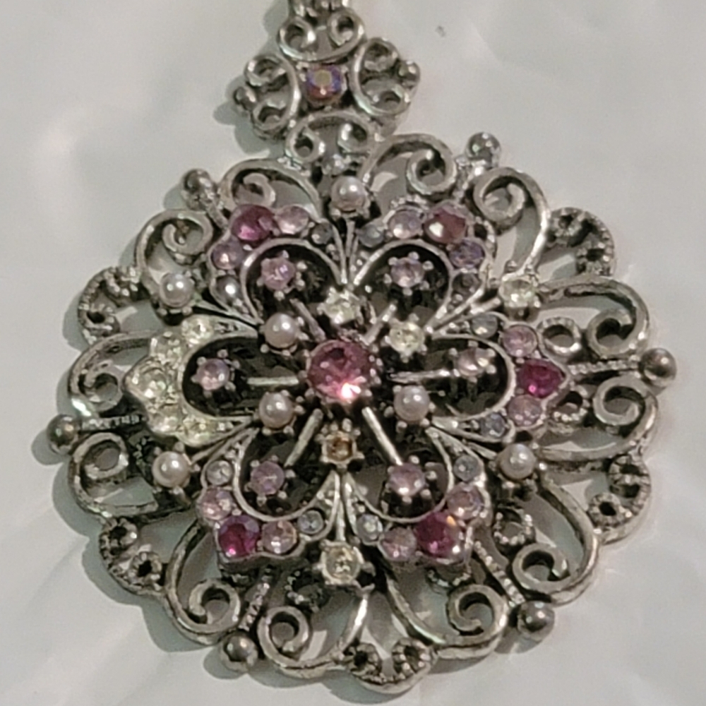 Silvertone and shell necklace pendant and chain